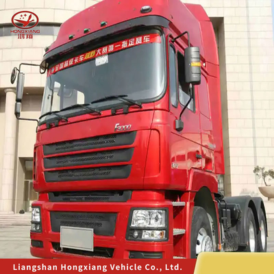 Weißer Transport-Traktor-Lkw mit großer Motorkapazität und Rohrlos-Reifen-Design