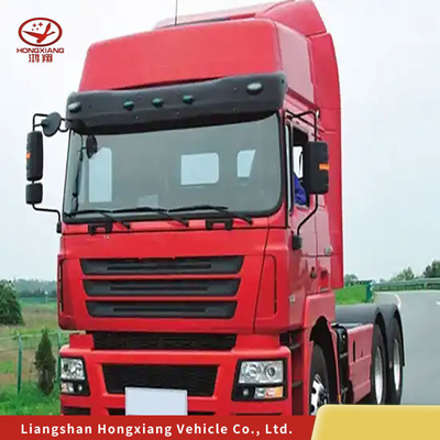 Weißer Transport-Traktor-Lkw mit großer Motorkapazität und Rohrlos-Reifen-Design