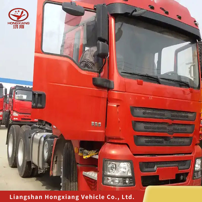 Weißer Transport-Traktor-Lkw mit großer Motorkapazität und Rohrlos-Reifen-Design