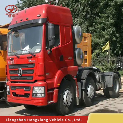 Weißer Transport-Traktor-Lkw mit großer Motorkapazität und Rohrlos-Reifen-Design
