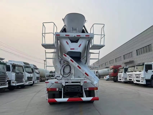 6x4 Antriebsmodus Selbstladen Betonmischfahrzeug mit Pumpe bei besten 12,00r22,5 Reifen