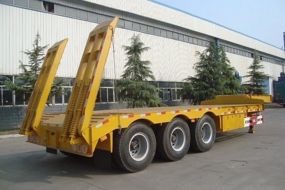 Anpassung von Kleinwagen-Low-Bed-Anhängern mit 3 Achsen für den Transport von Schwerlastbaggern