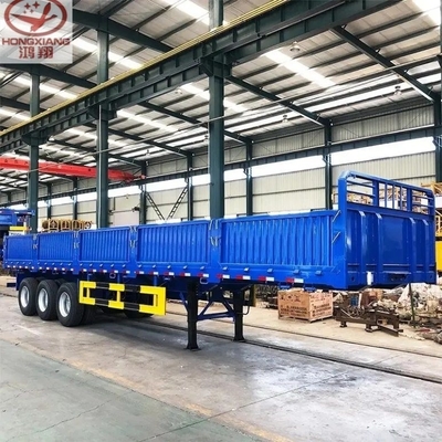 50 Tonnen schwerer Gütertransport mit 3 Achsen und 13 m Flachbettanhänger mit Seitenwand und Zaun