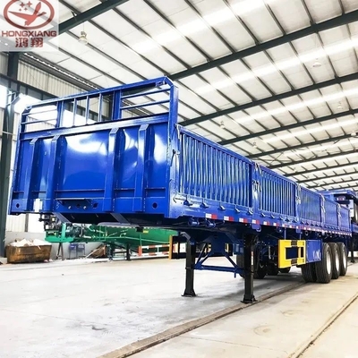 50 Tonnen schwerer Gütertransport mit 3 Achsen und 13 m Flachbettanhänger mit Seitenwand und Zaun